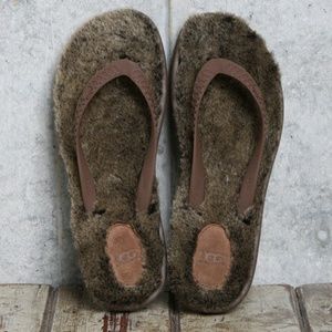 UGG W Fluffie Flip Flops in Brown Size 6